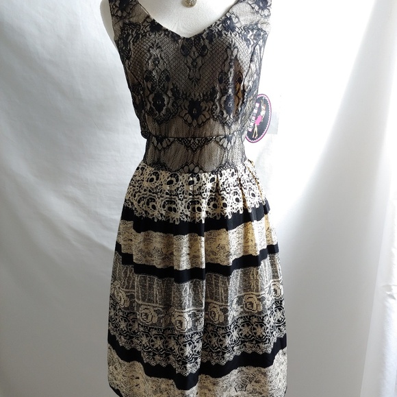 PAPER DOLL Dresses & Skirts - NWT Paper Doll lace overlay vneck dress